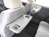 ◆シートバックテーブル◆フロントシートの背面に後席用のテーブルがついています。小物が置けて!カップホルダーもあります、ドライブ中や休憩時にも便利なテーブルです。