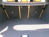 トランクは広く設計され、開口部も大きく荷物の積み下ろしがしやすい構造。フラットな床面でスーツケースや大型荷物も安定して収納でき、日常使いにも便利なスペースです。