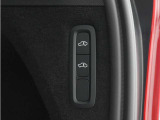 オートレベライザーは走行中に車両のサスペンションと衝撃吸収特性を自動的に制御して、快適性と機能性を最適な状態に保ちます。荷積みや乗り降りをしやすくするために、手動で車高を調節することもできます。