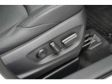 電動モーターで動くシートです。自分が調整したいと思う場所のスイッチを押している時間だけ動きます。