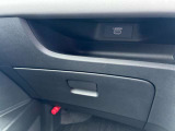 奥行きのある大容量のグローブボックスです。散らかってしまいがちな、運転席・助手席周りも片付きますよ!