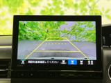 後退時には、周囲の状況を把握しやすい映像を表示。安全確認をサポートし、スムーズな後退をアシストします。