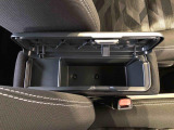 センターアームレスト付きで運転中も腕が楽々!