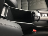 収納ボックス付きのアームレスト装備。長時間の運転を快適にサポートしてくれます。