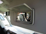 運転席のサンバイザーには、バニティミラーが付いています。ちょっとした身だしなみチェックに便利です♪