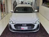先代からデザインが変らないシングルフレームグリルです。全車同じデザインで統一感があり、Audiのアイコンの一つです。