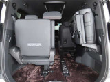 3列目シートは跳ね上げ式で折りたたみ可能です。キャンプ用品など大きな荷物もばっちり収納可能です!