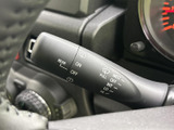 雨天時、安心して運転できるワイパー操作系。ワンタッチでウォッシャー液噴射も行えます。視界を確保し、安全運転をサポートします。