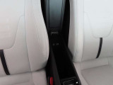 センターコンソールボックスにはUSBソケット(タイプA・C)を装備。スマートフォンとの接続によりApple CarPlay・Android Autoをご使用いただけます。