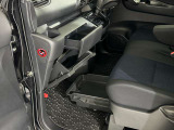 グローブボックス周り 運転席から中に収納した物をすぐに取り出せて便利です。