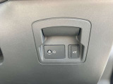 車内からもトランクオープンが可能です。