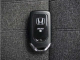 ◆スマートキー◆カギをバッグやポケットに入れたままでもドアロックの開閉ができる『スマートキー』付き!雨天や暗くなってもカギを取り出す必要がなくドアの開錠&エンジンも始動できます