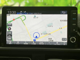 鮮明な地図表示で、安全なドライブをサポート。スムーズなナビ操作で、目的地への道案内をしてくれます。夜間の視認性も高く、安心して運転できます。