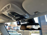 ルームランプスイッチ付近にSOSコールを装備。エアバックが展開する事故などのときには、車台番号、GPSの位置情報、乗車人数(シートベルト装着数)をMINIのサポートセンターへ通報します。