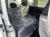 後部座席も十分な広さがあります!シートを倒せば荷物もさらに沢山積めますね♪