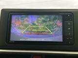 後退時には、安全確認をサポートする映像を表示。これまで見えなかった場所も確認でき、安心してバック操作が可能です。