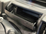 小物が収納できる運転席側インパネアッパーボックス。 ボックス内にはUSBソケットが一口。