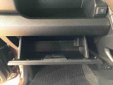 よく使うものが手を伸ばせばすぐ届く、機能面で充実した収納。