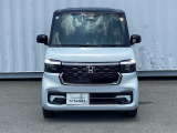 LEDヘッドライトは、本当に明るくて安全です。暗い夜道からお客様を守ってくれます。運転しやすいですし、自慢にもなるかも?黄色いハロゲンライトと見比べてください。