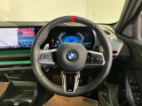ステアリング&レーンコントロールアシスト:アクセル、ブレーキ、ステアリングを自動的に操作し車両が常に車線の中央を走行するようにサポートします。