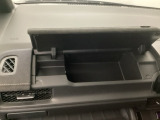 助手席前収納です。大容量設計なのでよく使う日用品など入れておくのに便利です。