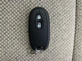 付いてて便利!とても人気の高い装備のスマートキーシステム。キーを携帯しているだけで、ドアロックの開閉並びにエンジンの始動が可能な装備です。