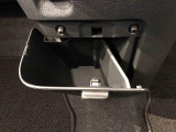 収納ボックスがついており便利に使用出来ます。