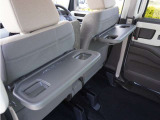 【後席用テーブル】ドリンクホルダーが付いた折りたたみ式のパーソナルテーブルです。運転席・助手席のシートバックに装備しているパーソナルテーブルです。