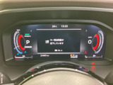 スタイリッシュなデザインのメーター。速度、燃料、エンジン状態などを一目で確認できます。デジタル表示で、視認性に優れています。