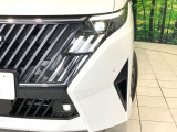 【LEDヘッドライト】悪天候や夜間走行時も良好な視界を確保し安心して運転できる高輝度LEDヘッドライトを装備!点灯速度が早く、消費電力も抑えられています。