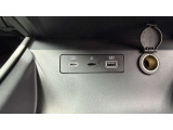 【USBポート】2種類のUSBポートと12Vアクセサリー電源を装備。