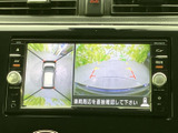 バックカメラの映像をクリアに表示し、安全な後退をサポート。駐車場での操作も安心です。
