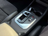 iDriveコントローラーはナビ等のディスプレイ操作を行うものです。最先端の人間工学に基づいて設計されたコントローラーは、扱い方もごくシンプルなためすぐにその使い方を理解して直感的に操作することができます。