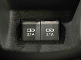 センターコンソールボックス後部のUSB充電ポートがツインなのはウレシイ♪