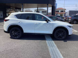 通常のCX-5はバンパー下部とタイヤのアーチモールの黒い部分はザラザラした樹脂パーツですが、Sports Appearanceは光沢のブラックを採用しております。一目で違いが分かります!