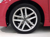 かっこいいホイールですね。 車のイメージを大きく左右するホイール部分はコダワリを持ちたいですね。
