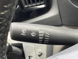 雨天時や視界不良時の運転をサポートするワイパーレバー。操作も簡単で、安心して運転できます。