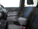 運転席にはアームレストが備わっています。