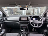 運転席から助手席までを見渡したインテリア。デジタルメーターやナビを備え、機能的にまとめられています。
