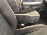 センターアームレスト付きで運転中も腕が楽々!