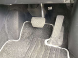 オルガン式アクセルペダル採用で運転時の疲労軽減し、とっさの踏み間違いも置きにくくなります。