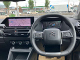 ステアリングの形が独特ですね。