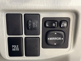【電動格納ミラー】サイドミラーは電動格納式となっており、狭い駐車場でもキズがつくリスクを抑えられます。