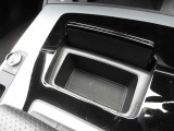 室内には小物収納スペースを設けており、身の回りのアイテムをスマートに収納できます。