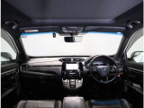 ブラックを基調として上質感をもたせたインテリア。各スイッチ等は運転席から直感的に操作できるよう配置。視界もしっかり確保できるように工夫されています!