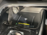 スマートフォンを置くだけで充電可能。ケーブルをつなぐ煩わしさがありません。