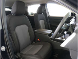 【清潔感のある運転席&助手席】隅々までクリーニングの行き届いた運転席&助手席。目立ったシミや汚れ等もございません。快適なドライブをどうぞ。
