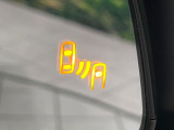 【ブラインドスポットモニター】走行中、ドアミラーの死角になりやすい箇所に後続車が接近するとサイドミラーのレンズに警告を表示!ドライバーに注意喚起をしてくれます。
