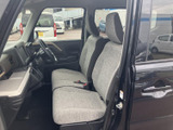 ゆとりのある空間設計で、乗り降りもスムーズ。運転席からの視界も良好で、運転しやすい一台です。