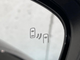 【ブラインドスポットモニター】走行中、ドアミラーの死角になりやすい箇所に後続車が接近するとサイドミラーのレンズに警告を表示!ドライバーに注意喚起をしてくれます。